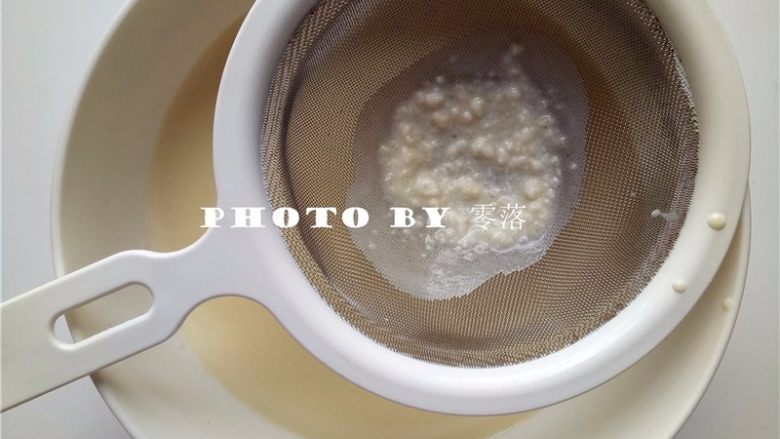 抹茶冰皮月饼,将月饼糊过筛；倒入蒸碗；