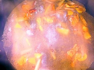 可以在家做的老济南把子肉,蒸好了以后，另起一锅，倒入小盆的葱姜和汤汁，把蒸熟的肉放入锅里，加适量的水（没过肉）进行炖煮。