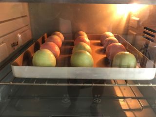彩色螺旋蛋黄酥,放入预热好的烤箱，中层，上下火，180度，25-30分钟左右。