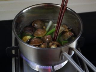 蛤蜊蒸水蛋,上火煮开1分钟后，放入全部蛤蜊煮，煮开口一只，捞出一只，依次捞出全部开口的蛤蜊。注:没有开口的就不能食用了。