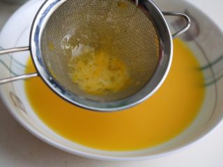 蛤蜊蒸水蛋,然后过滤一下，这样做是为了蒸出的蛋更加细腻光滑。