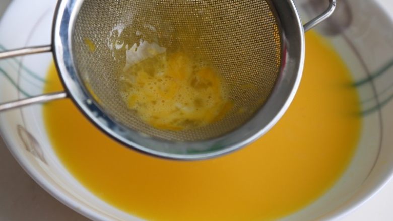 蛤蜊蒸水蛋,然后过滤一下，这样做是为了蒸出的蛋更加细腻光滑。
