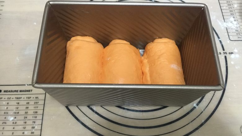 黄金芝士奶酪吐司 ,面团塑形后放入吐司盒中