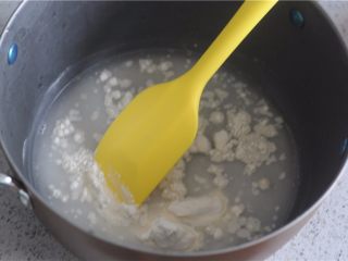 汤种香肠卷,主料里为汤种食材，将汤种食材倒入锅里，拌匀