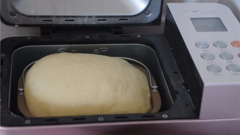 汤种香肠卷,揉面结束后不用打开面包机，这个天气，直接就可以将面团发酵至两倍大
