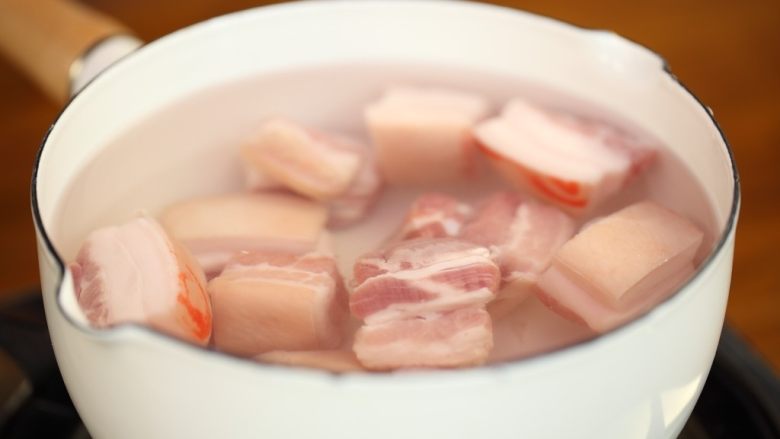 秘制砂锅红烧肉,锅里放入冷水，将肉放进去，水开后打掉浮沫，肉沥水捞出备用