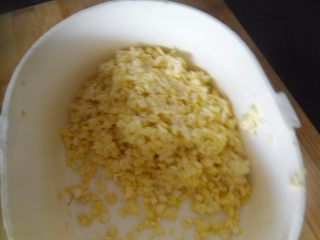 鸡蛋玉米羹, 这就是擦碎的玉米粒的样子
