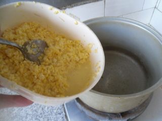 鸡蛋玉米羹,锅烧开水，倒入碎玉米 