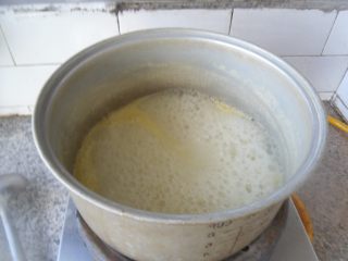 鸡蛋玉米羹, 烧开后，小火熬煮5分钟，继续搅拌，防止糊底 