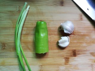 吮指椒盐排骨,洗净葱，蒜，青椒。