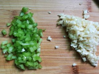 吮指椒盐排骨,蒜，椒切成小粒备用。