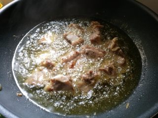 吮指椒盐排骨,锅里放油，小火慢慢炸排骨。