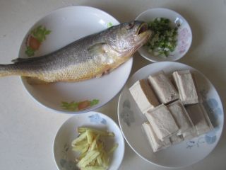 黄鱼焖豆腐,准备好原材料；