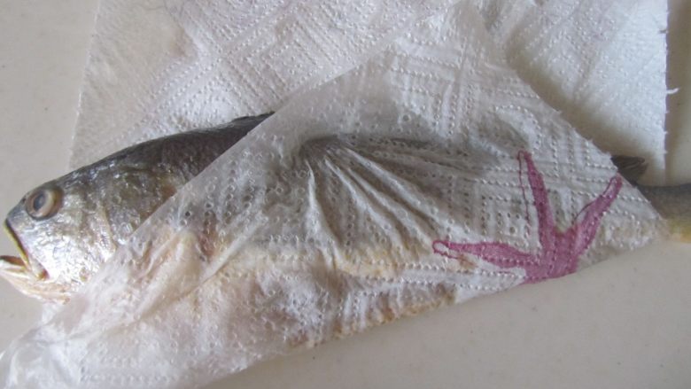 黄鱼焖豆腐,腌制好的鱼用厨房纸巾吸干水分；