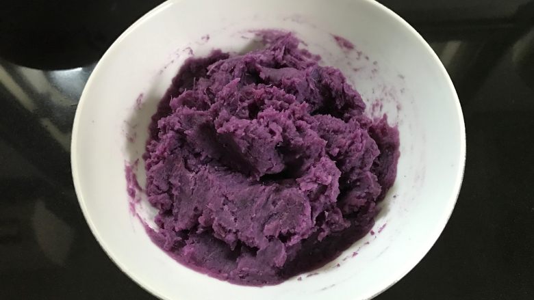 双色棋格吐司,然后把蒸熟的紫薯捣成泥待用。