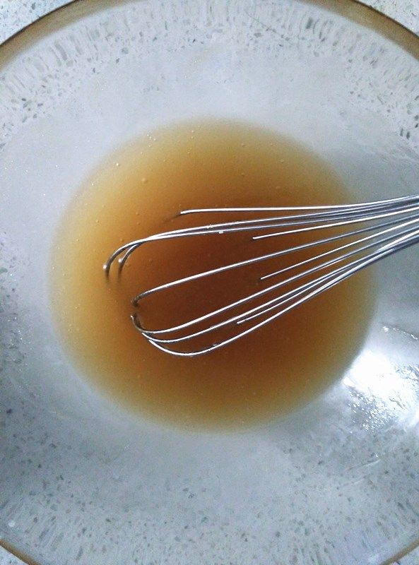 莲蓉蛋黄月饼, 转化糖浆加入枧水，植物油，搅拌均匀