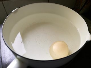 缤纷藜麦沙拉,鸡蛋冷水下锅，煮8分钟左右。