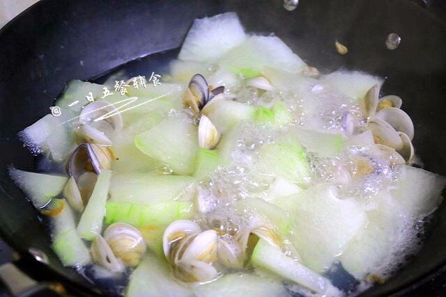  冬瓜蛤蜊汤,加入适量的盐和虾皮，蛤蜊全部开口即可出锅。