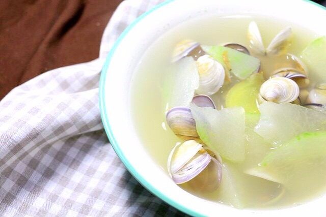  冬瓜蛤蜊汤, 最后在装入碗中的冬瓜汤倒入适量核桃油，就OK了~ 鲜美无比~