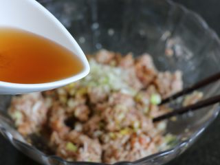 酸青瓜羊肉水饺,分次加入花椒水；
