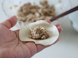 酸青瓜羊肉水饺,饺子皮中放入适量馅料；