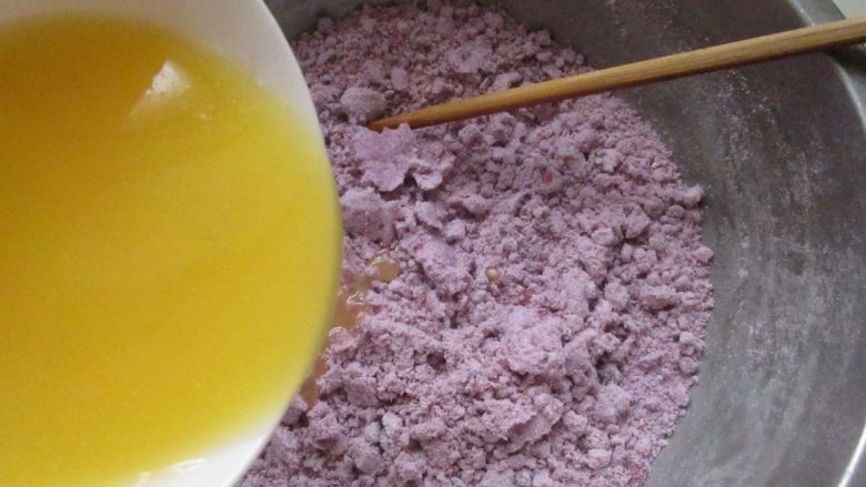紫薯蛋黄酥,拌匀加入黄油。