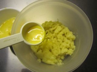 #不一样的泡芙#奶油泡芙,等面糊冷却到不太烫手的时候，将鸡蛋加入。先加入少量鸡蛋，分次少量的加搅拌到面糊把鸡蛋都吸收以后，再加下一次，加入鸡蛋以后，面糊会变得越
