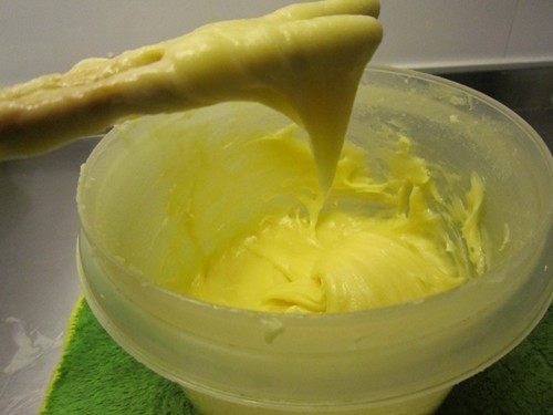 #不一样的泡芙#奶油泡芙,这个时候挑起面糊，面糊呈倒三角形状，长度有4CM左右，并且不会滑落。就表示做好了，不再需要加入蛋液。