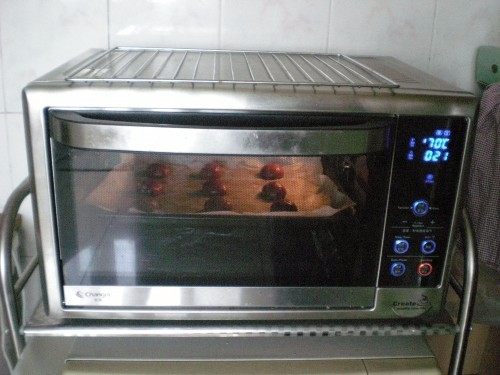 红曲粉麻薯面包,烤箱设置180度预热10分钟，放烤箱中层烤制：烤箱170度，25分钟，开启热风模式。