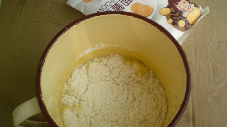 红曲粉麻薯面包,放入麻薯预拌粉搅拌，先用刮刀拌到无干粉，