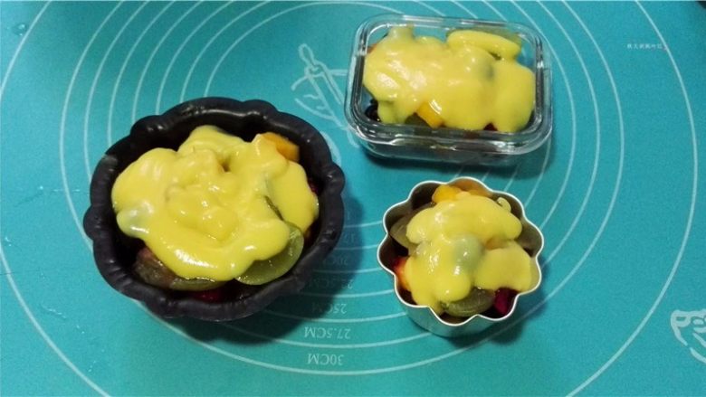 鲜果沙巴翁,将搅拌好的蛋糊倒入装有水果的烤碗中，放入预热220度的烤箱中。