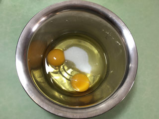 双色凤梨夹心甜甜圈,将鸡蛋，玉米油，细砂糖倒入一个盆中。
