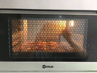 双色凤梨夹心甜甜圈,将模具放入提前预热的烤箱中进行烘烤，温度为165度，时间为20分钟。