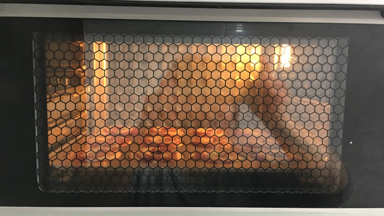 双色凤梨夹心甜甜圈,将模具放入提前预热的烤箱中进行烘烤，温度为165度，时间为20分钟。
