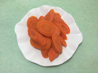 面包机版胡萝卜吐司,将胡萝卜洗净去皮，切成片，放在微波中加热5分钟。