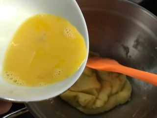 #不一样的泡芙#天鹅与丑小鸭,将面糊倒入另外一个盆里分次加入蛋液，每次搅匀后再加下一次。
