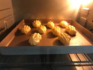 #不一样的泡芙#天鹅与丑小鸭,在烤盘上挤出水滴形，入预热好的烤箱180度，中层，上
下火，25分钟。