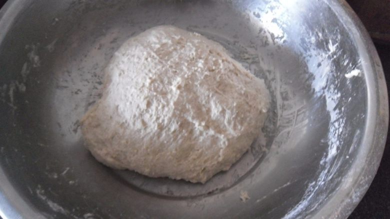 发面鸡蛋饼, 将其和成软面团。覆盖保鲜膜发酵 