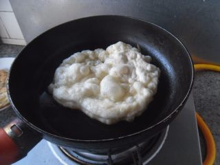 发面鸡蛋饼, 放入烧热的不粘锅烙制，不粘锅要放一些油 