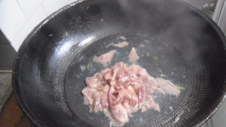 粉丝菠菜猪肝汤,锅烧开水，放入浆好的猪肝汆烫，烧开即可捞出，洗净备用 