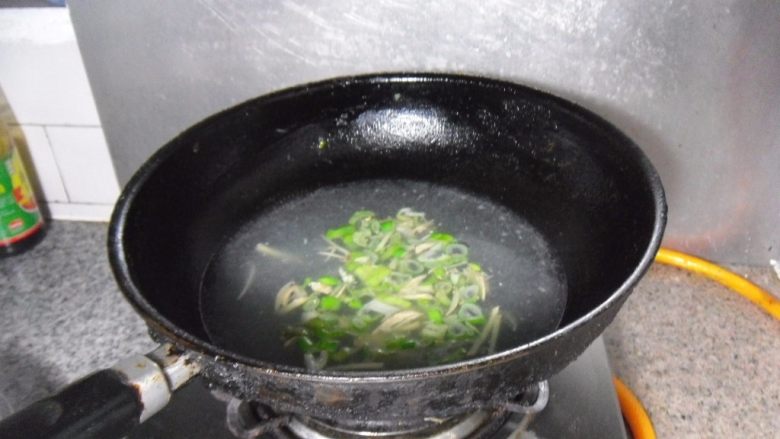 粉丝菠菜猪肝汤, 锅中放入鲜汤，放入葱姜烧开 