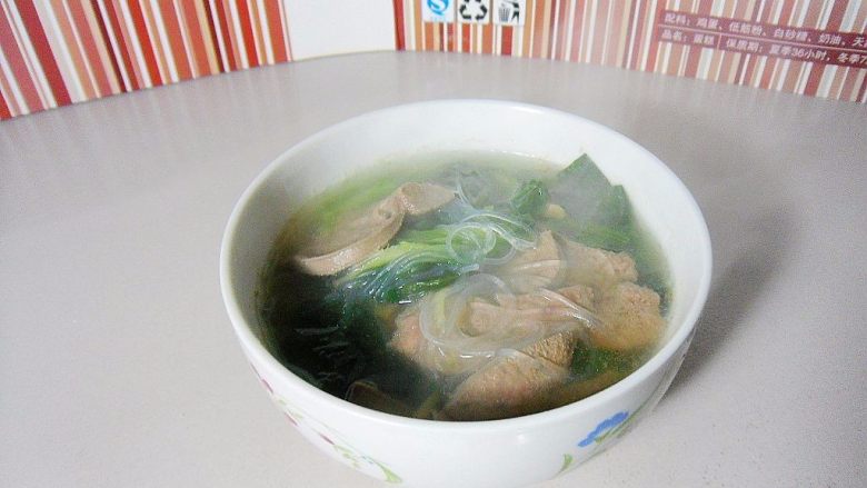 粉丝菠菜猪肝汤, 出锅盛入碗中，即可上桌品味
