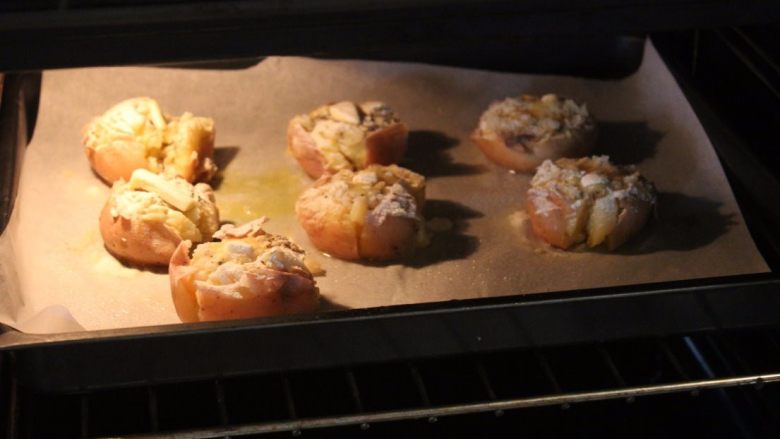 柠檬大蒜脆烤土豆,预热好烤箱，以200℃烤15分。