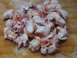 辣子鸡,鸡翅中和小鸡腿洗净后砍小块