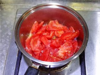 蕃茄豆腐煲,西红柿去皮切块备用。