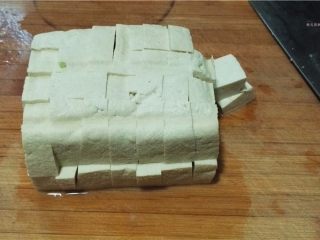 蕃茄豆腐煲,豆腐切成大小均匀的块。