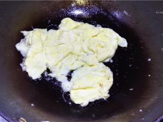 蕃茄豆腐煲,鸡蛋打散，锅中放少许油，将鸡蛋炒好盛出。
