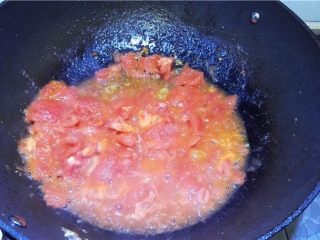 蕃茄豆腐煲,炒出红油关火盛出。
