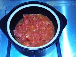 蕃茄豆腐煲,将蕃茄放入砂锅中，开火烧制。
