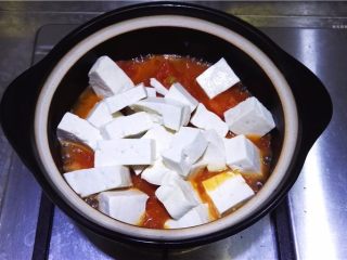 蕃茄豆腐煲,加入豆腐块。